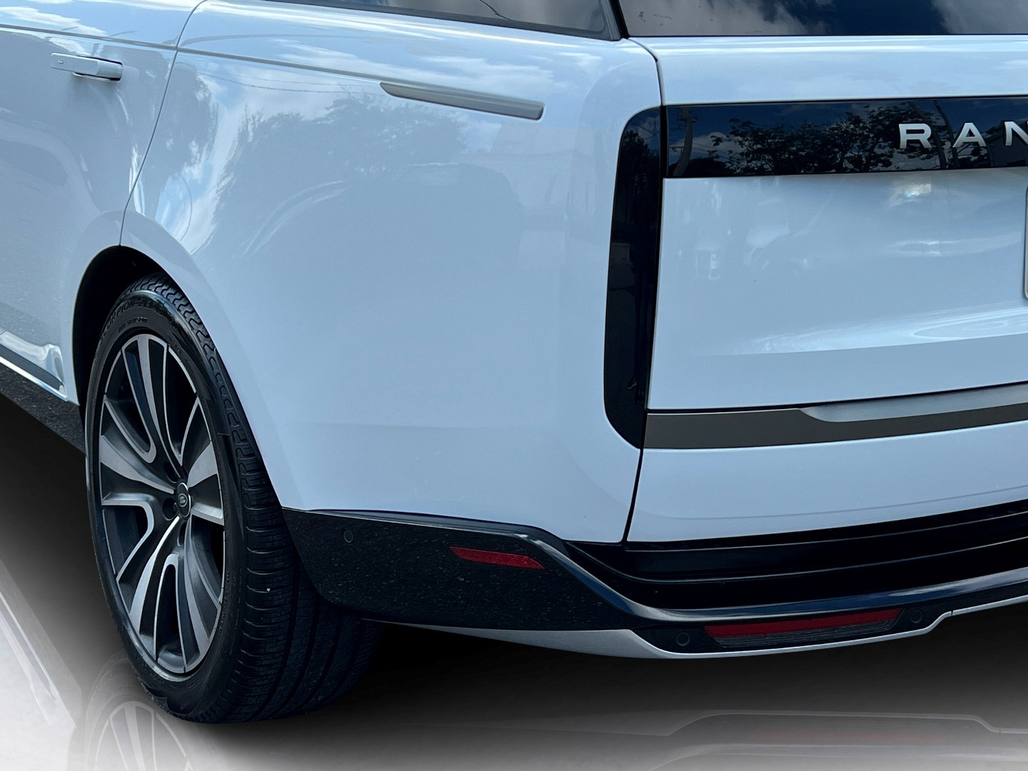 2023 Land Rover Range Rover SE photo 11