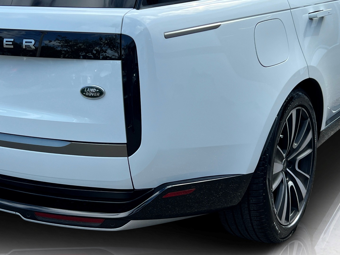 2023 Land Rover Range Rover SE photo 12
