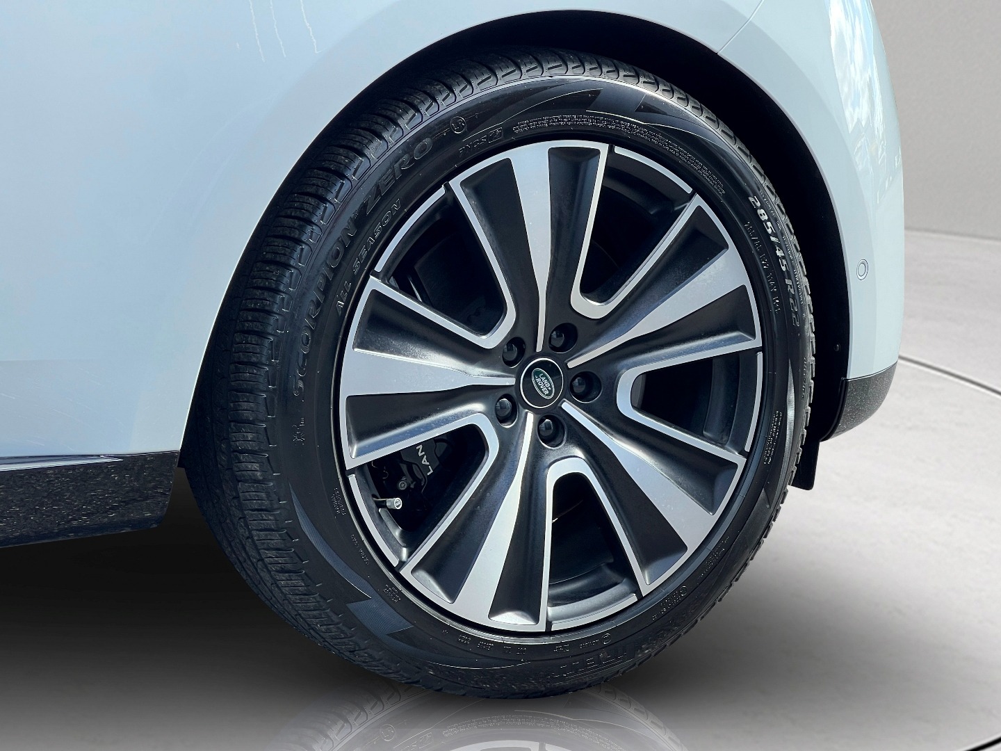 2023 Land Rover Range Rover SE photo 13