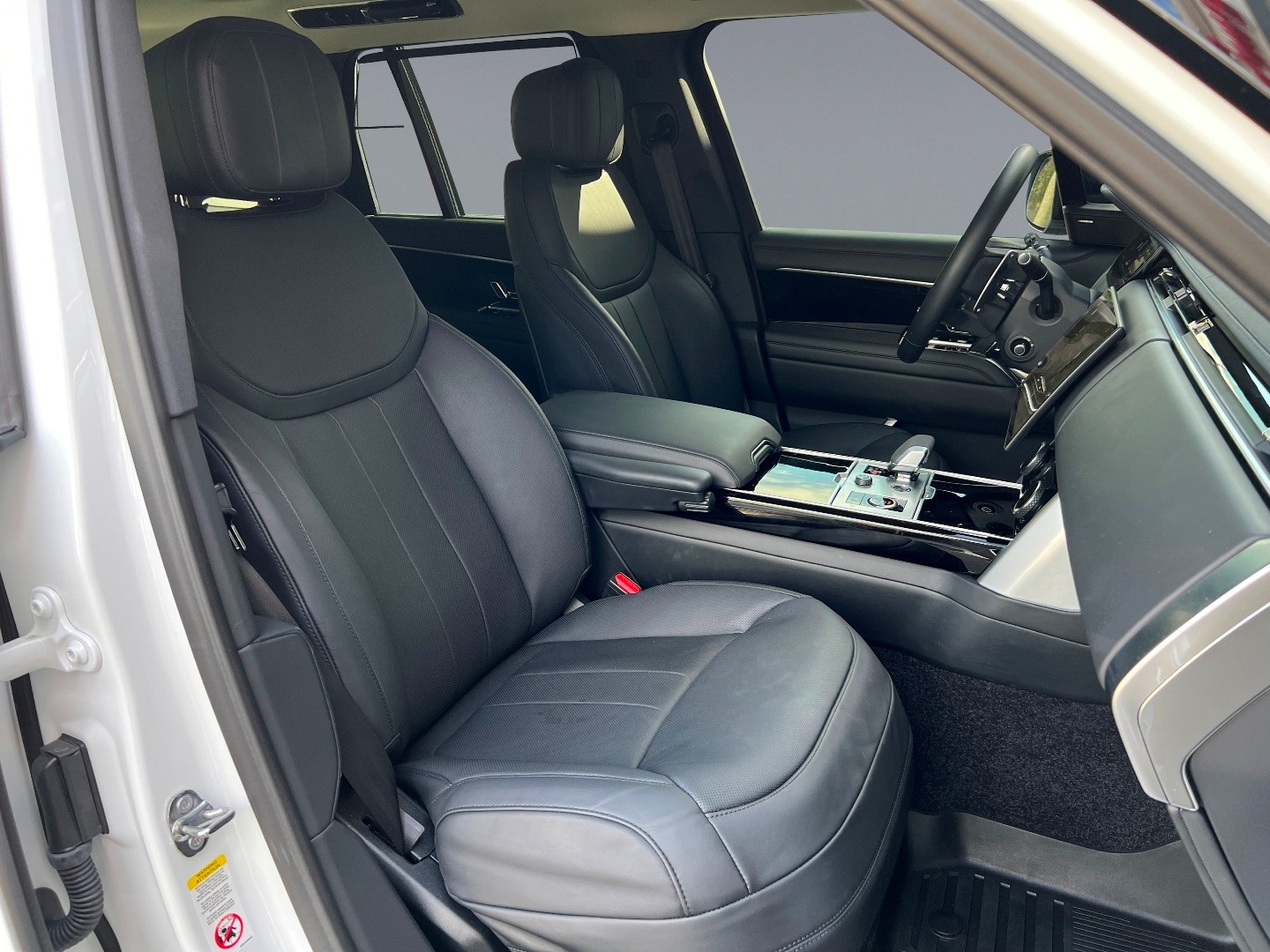 2023 Land Rover Range Rover SE photo 15