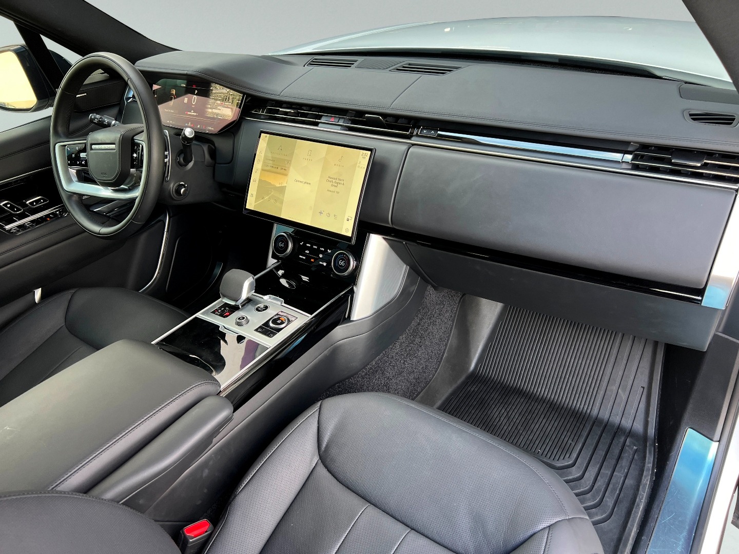 2023 Land Rover Range Rover SE photo 16
