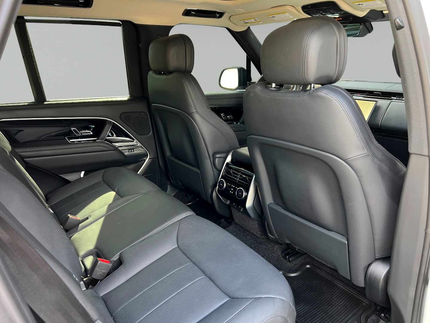 2023 Land Rover Range Rover SE photo 18