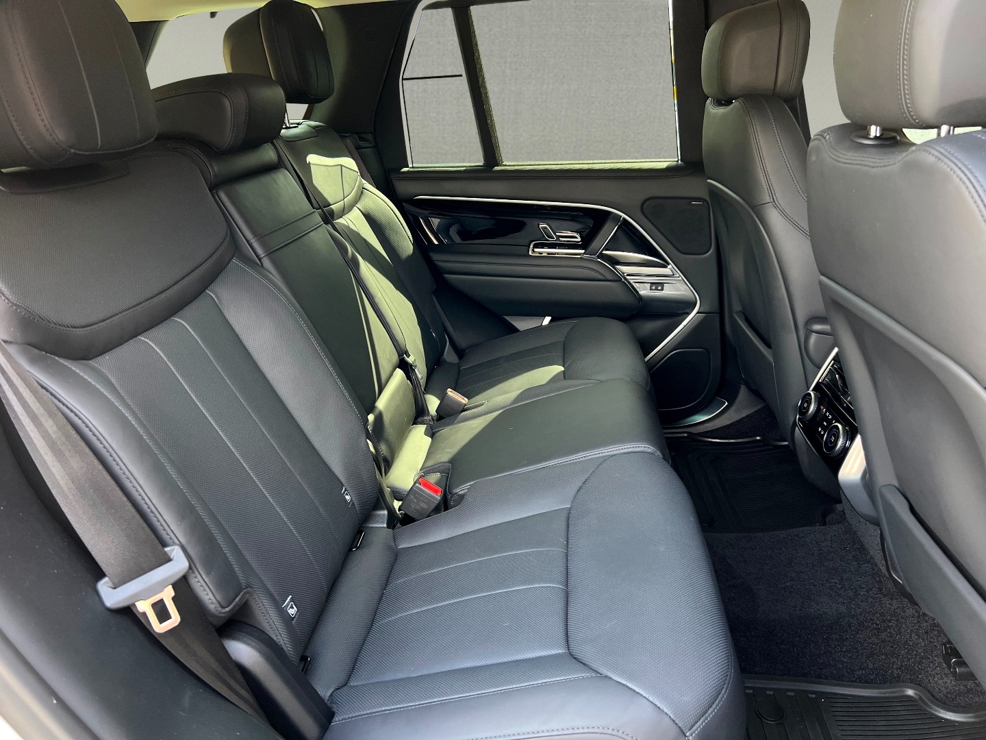 2023 Land Rover Range Rover SE photo 19