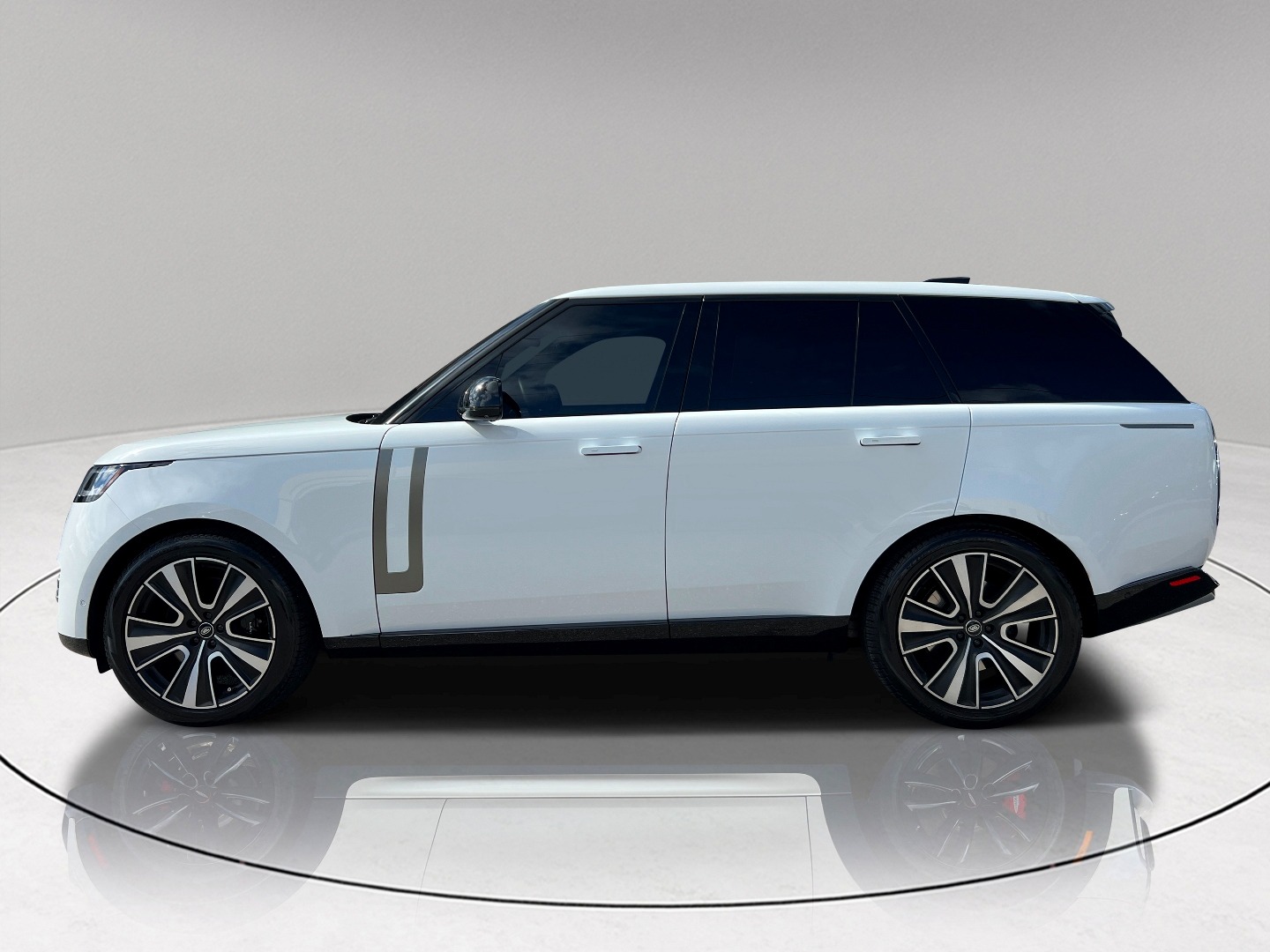 2023 Land Rover Range Rover SE photo 2
