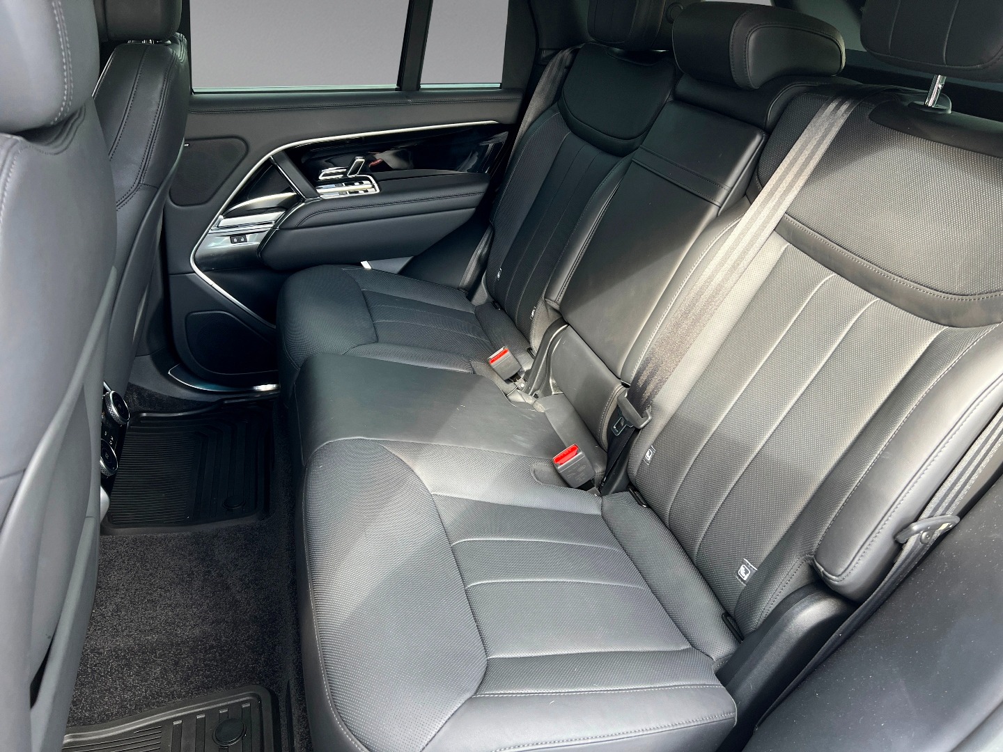 2023 Land Rover Range Rover SE photo 26