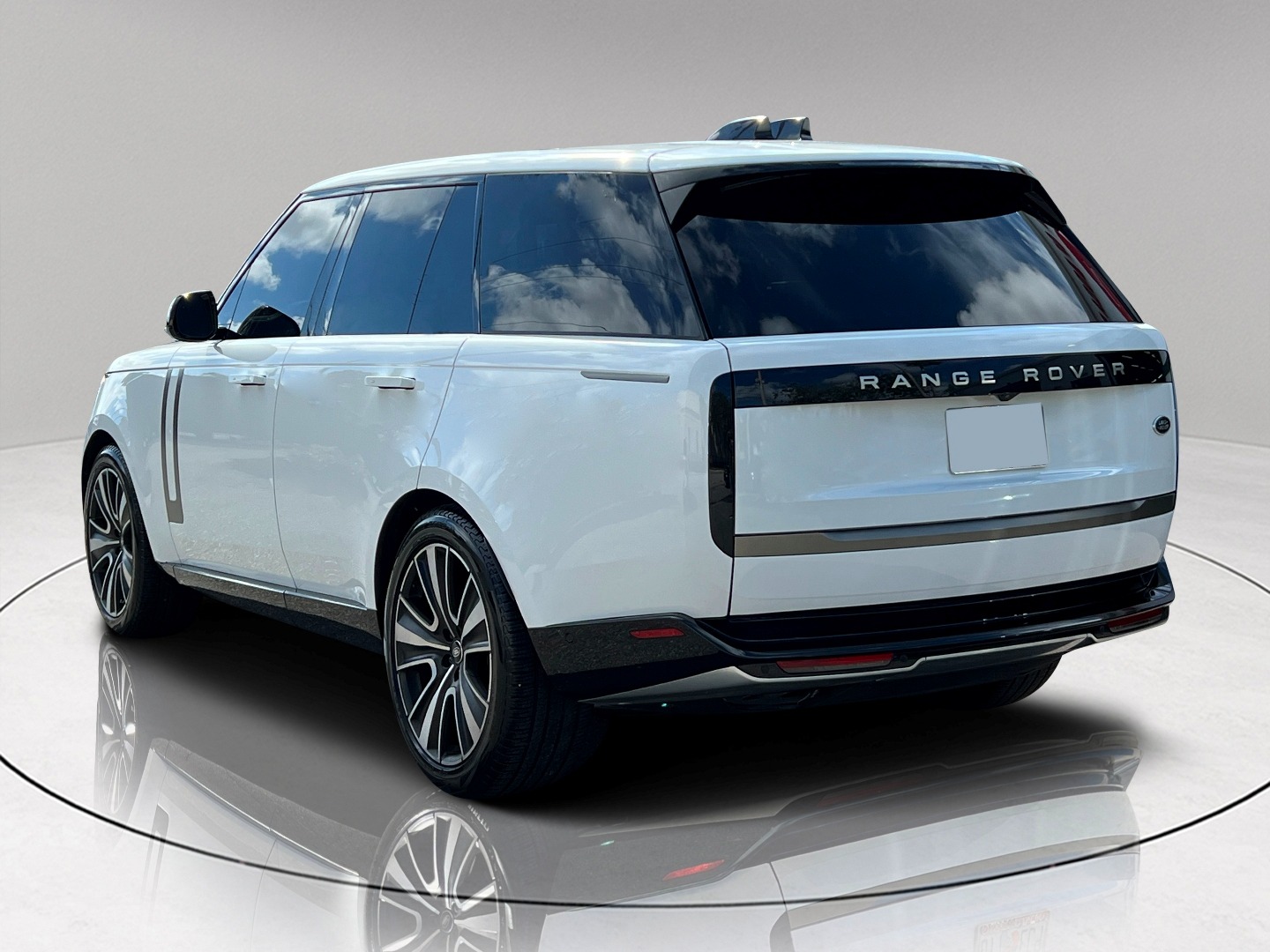 2023 Land Rover Range Rover SE photo 3