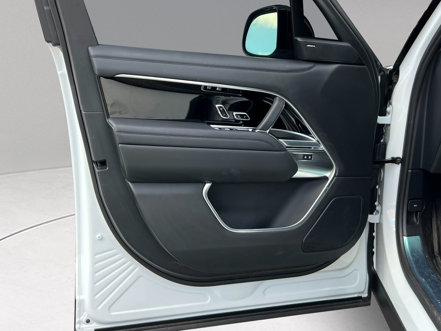 2023 Land Rover Range Rover SE photo 30
