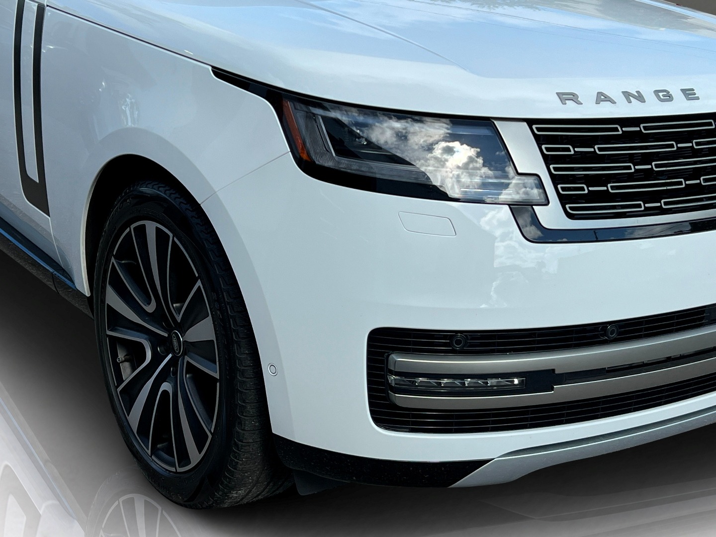 2023 Land Rover Range Rover SE photo 9